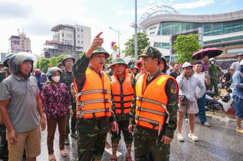 Thiếu tướng Dương Văn Quang, Phó Chính ủy Quân khu 1 chỉ đạo công tác cứu hộ, giúp nhân dân vùng ngập lụt tỉnh Thái Nguyên khắc phục hậu quả. Ảnh: Phạm Tuấn Anh-TTXVN