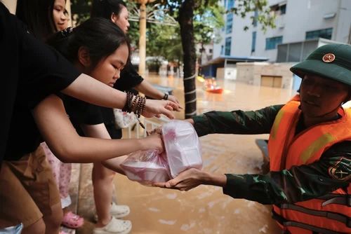 Đoàn cứu hộ Quân khu 1 vận chuyển đồ ăn, nước uống cho người dân khu vực bị ngập sâu ở phường Phan Đình Phùng, tỉnh Thái Nguyên. Ảnh: Minh Quyết - TTXVN