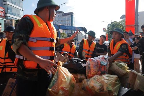 Đoàn cứu hộ Quân khu 1 triển khai vận chuyển đồ ăn, nước uống tới cho người dân khu vực bị ngập sâu ở phường Phan Đình Phùng, tỉnh Thái Nguyên. Ảnh: Nhật Anh - TTXVN