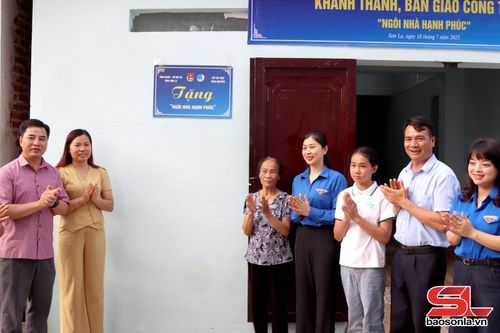 Khánh thành "Ngôi nhà hạnh phúc" cho gia đình em Vũ Linh Chi, tổ 3, phường Chiềng Sinh. 