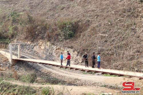 Cầu treo tại bản Pá Kạch, xã Mường Lạn được đưa vào sử dụng. 