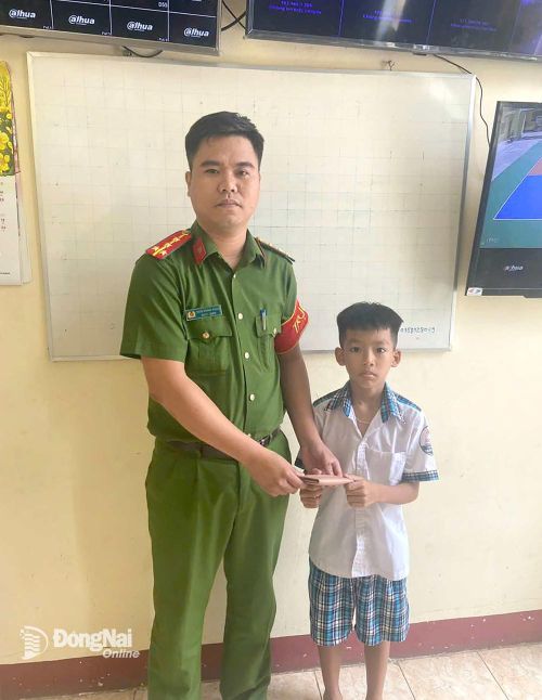 Em Trần Đình Trường bàn giao tài sản cho Công an xã Hưng Thịnh. Ảnh: Phan Trí