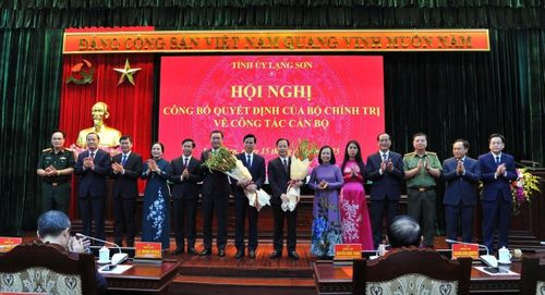Ban Thường vụ Tỉnh ủy Lạng Sơn tặng hoa chúc mừng đồng chí Hoàng Quốc Khánh và đồng chí Hoàng Văn Nghiệm
