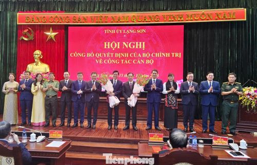  Tập thể lãnh đạo tỉnh Sơn La tặng hoa chúc mừng ông Hoàng Quốc Khánh. Ảnh: Duy Chiến 