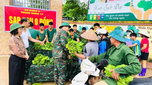  Người dân đón nhận tình cảm thân thương của bộ đội. 
