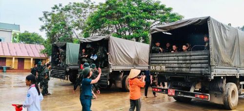  Lưu luyến tạm biệt cán bộ, chiến sĩ Trung đoàn 12, Sư đoàn 3 và Bộ Chỉ huy Quân sự tỉnh Lạng Sơn. 