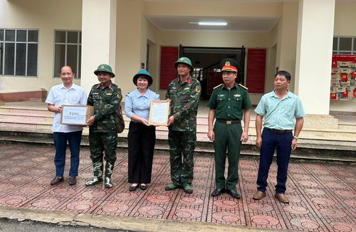  Lãnh đạo địa phương tri ân cán bộ, chiến sĩ giúp dân khắc phục bão lũ. 