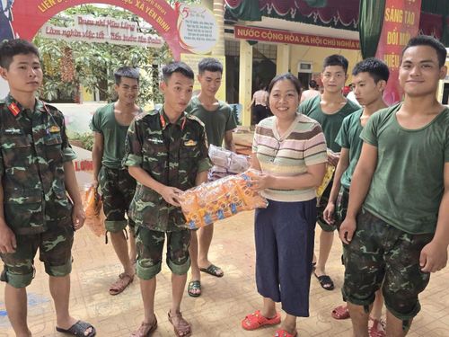  Trao quà trước lúc chia tay. 
