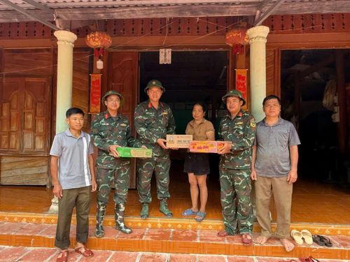  Lãnh đạo, chỉ huy Trung đoàn 12 thăm, tặng quà các gia đình chính sách, hộ dân neo đơn, khó khăn trên địa bàn xã Yên Bình - Hữu Lũng. 