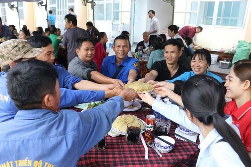 Năm nay, khắp nơi sẽ có bữa cơm tất niên của tổ chức công đoàn. Ảnh minh họa: BÁO LAO ĐỘNG