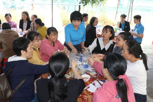 Bữa cơm tất niên công đoàn sẽ giúp người lao động gắn kết hơn. Ảnh: BÁO LAO ĐỘNG