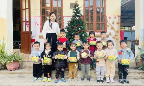 Hoạt động cấp vi chất dinh dưỡng cho trẻ em Trường Mầm non Tuấn Đạo số 1, xã Tuấn Đạo.