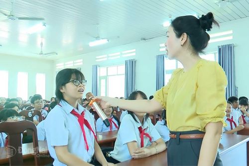 Học sinh Trường THCS Tân Phong tham gia trả lời câu hỏi của báo cáo viên. Ảnh: Hạnh Dung