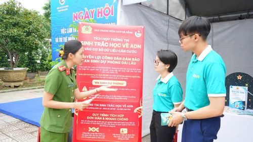 Đoàn viên, thanh niên Công an TP Đà Nẵng tuyên truyền về lợi ích của chuyển đổi số.