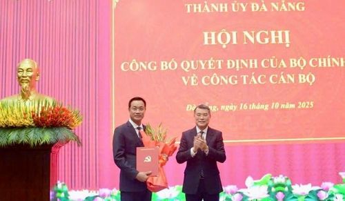 Tối 16/10, Trưởng Ban Tổ chức Trung ương Lê Minh Hưng đã trao quyết định của Bộ Chính trị về việc chỉ định ông Lê Ngọc Quang, Bí thư Tỉnh ủy Quảng Trị giữ chức Bí thư Thành ủy Đà Nẵng nhiệm kỳ 2025 - 2030.