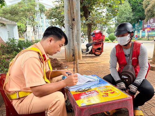 Nhiều trường hợp shipper đã bị lực lượng CSGT lập biên bản vi phạm. Ảnh: Văn Ngọc