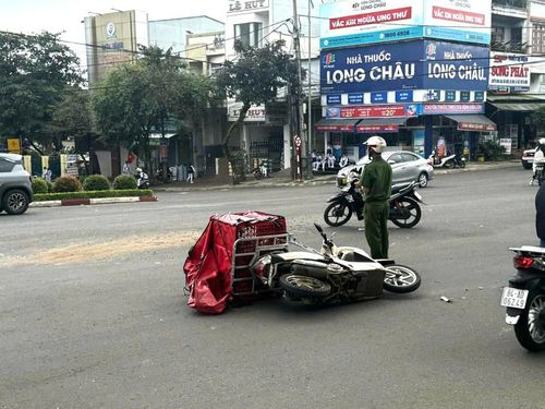 Vụ tai nạn xảy ra vào trưa 6-10 tại ngã tư Hùng Vương-Lý Thái Tổ (phường Diên Hồng). Ảnh: Văn Ngọc