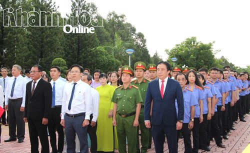 Đồng chí Nguyễn Khắc Toàn và các đại biểu tại lễ dâng hương, dâng hoa.