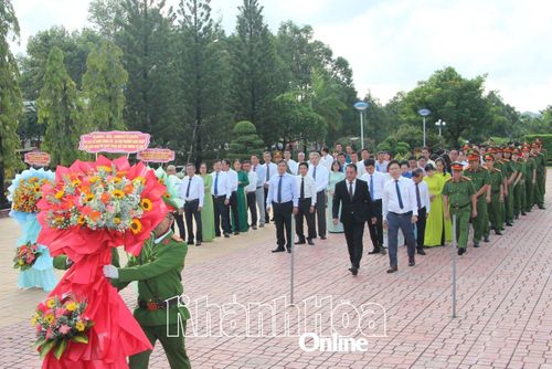 Lãnh đạo phường Cam Ranh dâng hoa tưởng nhớ công ơn Bác Hồ.
