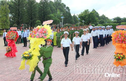 Lãnh đạo Vùng 4 Hải quân dâng hoa tưởng nhớ công ơn Bác Hồ.