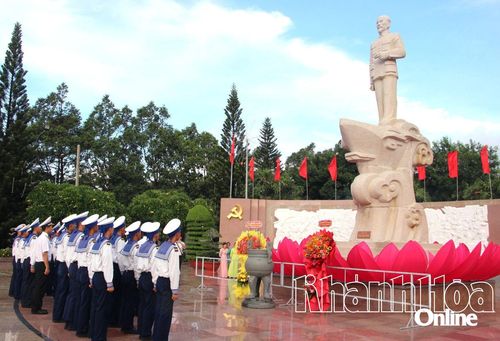 Các chiến sĩ Vùng 4 Hải quân dâng hương tưởng nhớ công ơn Bác Hồ.