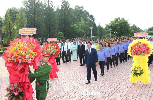 Đoàn đại biểu Tỉnh ủy, HĐND, UBND, Ủy ban MTTQ Việt Nam tỉnh do đồng chí Nguyễn Khắc Toàn dẫn đầu dâng hoa, dâng hương tại Tượng đài Bác Hồ.