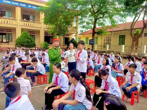 Công an phường Nghĩa Lộ phối hợp với Trường THCS Lê Hồng Phong tổ chức tuyên truyền chuyên đề về trật tự, an toàn giao thông; phòng, chống tội phạm và tệ nạn xã hội học đường. (Ảnh: Công an tỉnh)