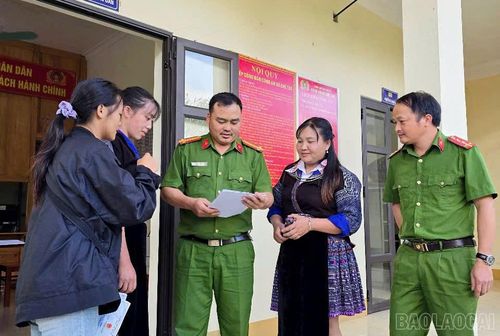 Công an xã Chế Tạo trao đổi với người dân về an ninh, trật tự và các vấn đề liên quan đến tội phạm ma túy.