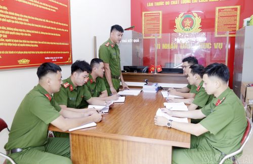 Công an xã Cát Thịnh giao ban, nắm tình hình về quản lý đối tượng sau cai nghiện ma túy.