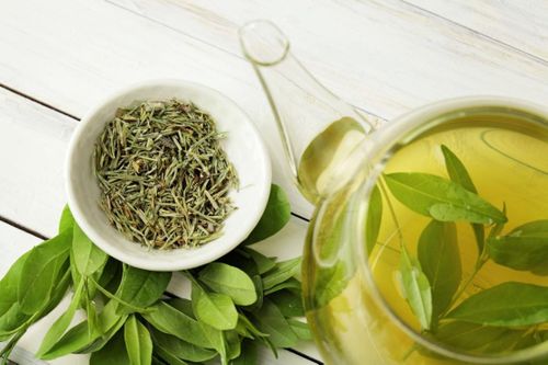 Trà xanh chứa nhiều chất chống oxy hóa có lợi cho sức khỏe nhưng không nên uống nhiều trong ngày.
