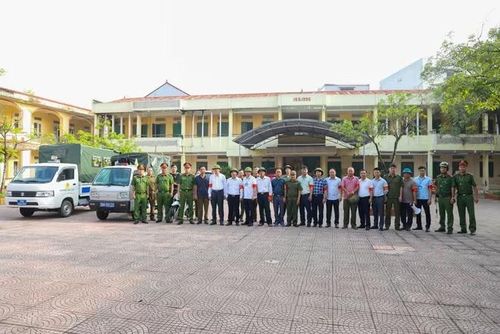Các lực lượng tham gia lễ ra quân xử lý vi phạm trật tự đô thị.