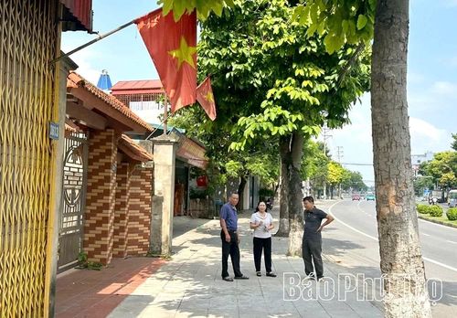 Nhân dân khu 4, phường Vân Phú đồng thuận đóng góp thực hiện xã hội hóa lát vỉa hè góp phần xây dựng tuyến phố văn minh.