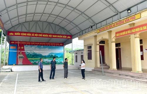 Ban công tác Mặt trận khu 4, phường Vân Phú vận động đóng góp làm mới, sửa sang một số hạng mục nhà văn hóa cho Nhân dân có chỗ sinh hoạt chung.