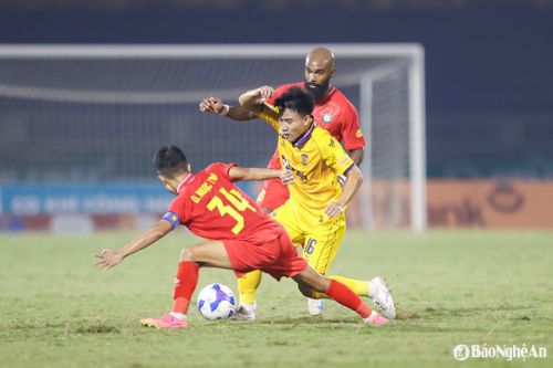 Trận đấu giữa Sông Lam Nghệ An và Đông Á Thanh Hóa hứa hẹn sẽ là màn thử lửa thực sự cho triết lý bóng đá của HLV Văn Sỹ Sơn. Ảnh: Xuân Thủy