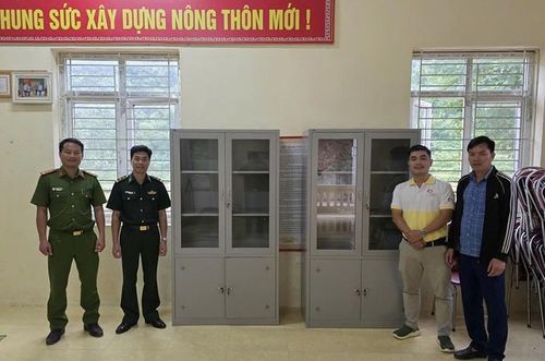  Lực lượng vũ trang cùng nhà tài trợ trao tặng tủ đựng sách tại Nhà văn hóa bản Pa, xã Tam Thanh. 
