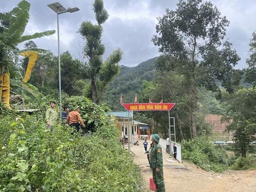  Bộ đội Biên phòng cùng nhà tài trợ, nhân dân lắp đặt đèn sáng bằng năng lượng mặt trời trước Nhà văn hóa bản Ón, xã Tam Chung. 