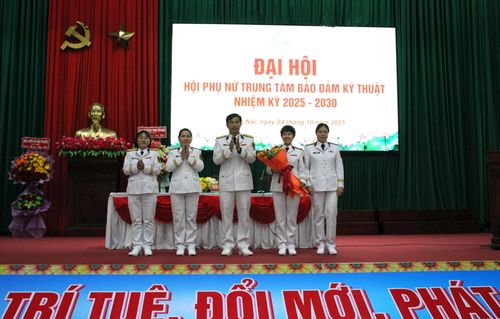 Lãnh đạo Trung tâm tặng hoa chúc mừng Ban Chấp hành Hội Phụ nữ Trung tâm nhiệm kỳ 2025-2030.