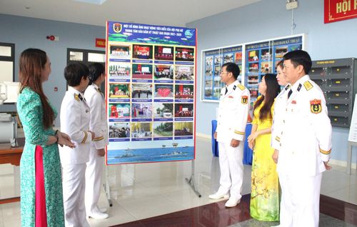 Các đại biểu tham quan hoạt động bản ảnh của Hội.