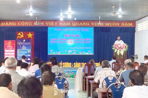 Tập huấn phổ cập chữ ký số cho người dân tại xã Xuân Phú. Ảnh: ĐVCC