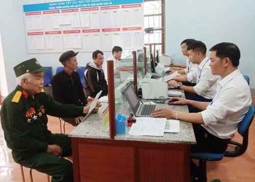 Cán bộ Trung tâm phục vụ hành chính công xã Trung Thịnh giải quyết thủ tục hành chính cho người dân.
