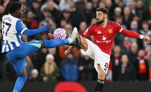 Baleba tranh bóng với Bruno Fernandes - Ảnh: Premier League