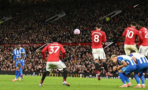 Welbeck đá phạt đẳng cấp - Ảnh: P.L