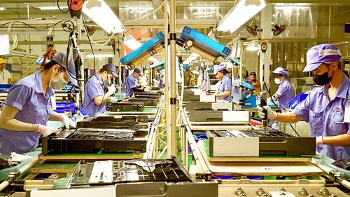 Gia công chi tiết phụ trợ tại Công ty TNHH Sản xuất Thương mại Cát Thái, Khu Công nghệ cao TPHCM. Ảnh: HOÀNG HÙNG