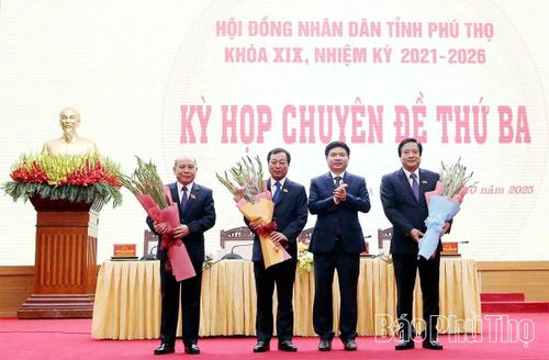 Bí thư Tỉnh ủy Trương Quốc Huy tặng hoa chúc mừng các đồng chí Bùi Đức Hinh - Phó Bí thư Tỉnh ủy, Chủ tịch HĐND tỉnh, Chủ tịch Ủy ban MTTQ tỉnh; Bùi Văn Quang - Phó Bí thư Thường trực Tỉnh ủy; Nguyễn Mạnh Sơn - Phó Bí thư Tỉnh ủy