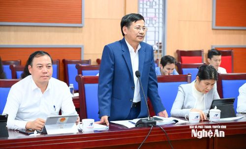 Đồng chí Cao Tiến Trung - Ủy viên Thường trực HĐND tỉnh, Trưởng ban Kinh tế - Ngân sách HĐND tỉnh phát biểu tại phiên họp. Ảnh: Thành Cường