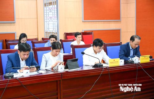 Các đồng chí Thường trực, Ủy viên Thường trực HĐND tỉnh tham dự phiên họp. Ảnh: Thành Cường