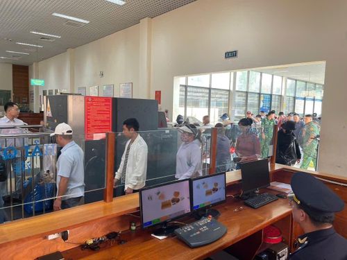 Công tác kiểm tra, giám sát xuất nhập cảnh tại Cửa khẩu quốc tế Móng Cái