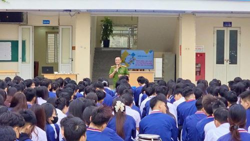 Học sinh Trường THPT Hoài Đức C (xã Sơn Đồng, Hà Nội) nghe tuyên truyền tác hại của thuốc lá, thuốc lá điện tử.