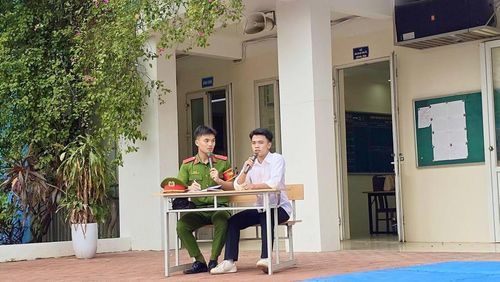 Nhà trường mời công an về trao đổi cùng học sinh.
