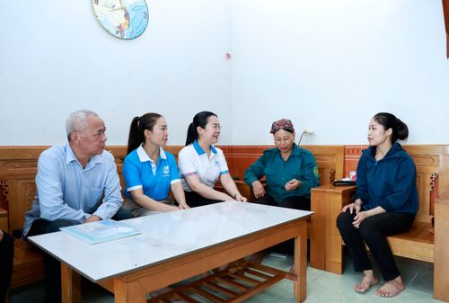  Cán bộ Hội Phụ nữ và các tổ chức thành viên của MTTQ xã Bảo Ái luôn gần dân, sát cơ sở. 